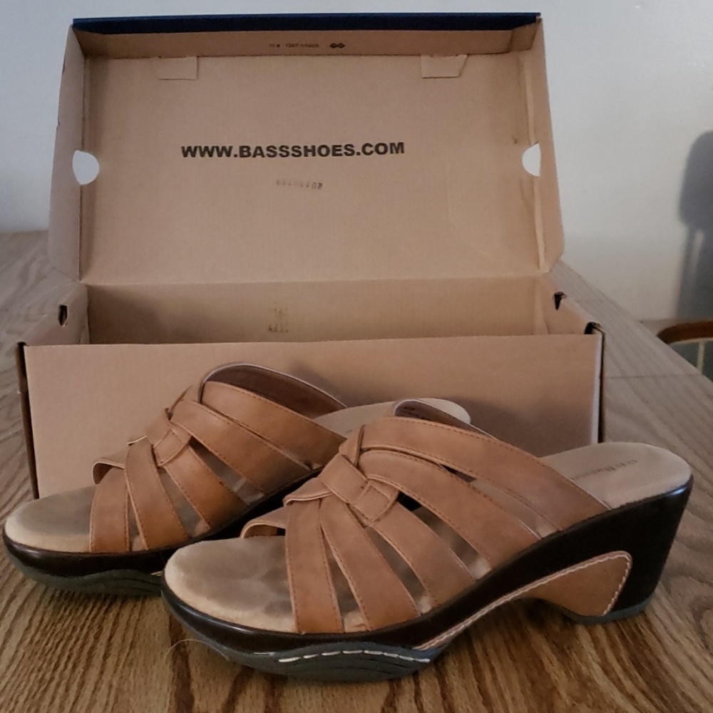 Cushion step sandals.